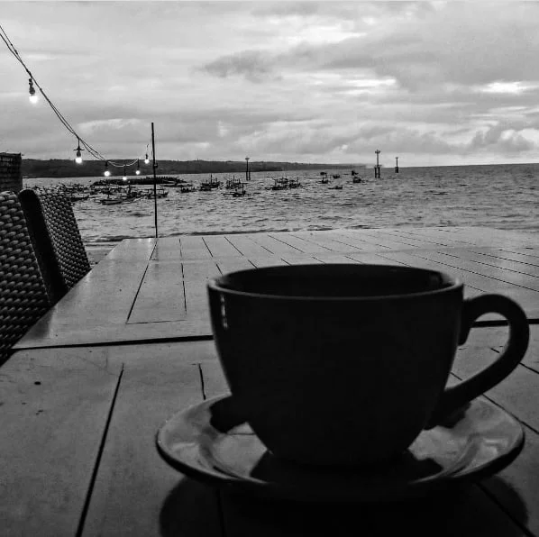 taza en la mesa de la terraza