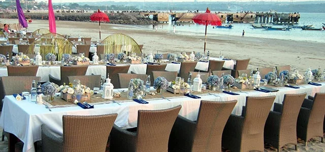 Hermoso entorno para una cena de grupo Hermoso entorno para una cena de grupo