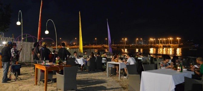 Menikmati seafood langsung di pinggir pantai Menikmati seafood langsung di pinggir pantai