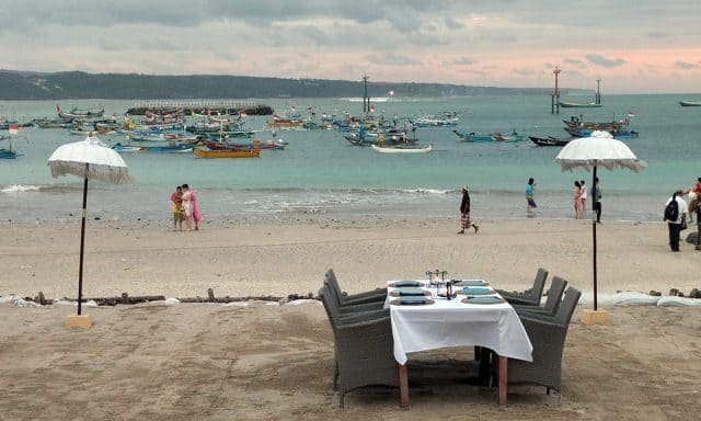 beach dinner table Beach dinner table