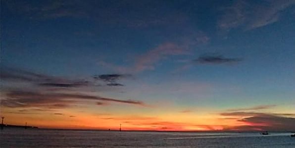 Otro atardecer colorido en la bahía de Jimbaran
