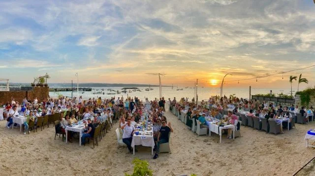 massive group dinner at Jimbaran Bay