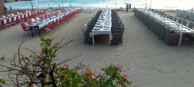 Menyiapkan Grup Makan Malam untuk 160 Orang di Tepi Pantai
