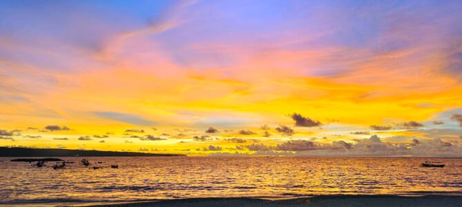 Makan Malam Senja di Tepi Pantai