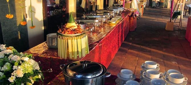 Makan Siang Prasmanan Luar Biasa di Teluk Jimbaran