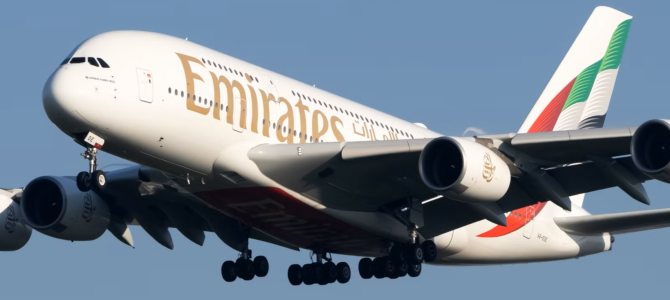 EK368 – Un Airbus A380-800 di Emirates in fase di avvicinamento all'Aeroporto di DPS